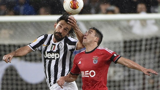 آندره آ پیرلو|جدال میانه میدان بر سر توپ