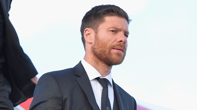 ژابی آلونسو|ژابی آلونسو از باشگاه رئال مادرید همراه با سایر هم تیمی های خود برای دیدار فینال لیگ قهرمانان اروپا برابر اتلتیکو مادرید، در فرودگاه لیسبون از هواپیما پیاده می شود.