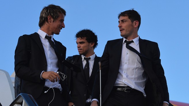 فابیو کوئنترائو|فابیو کوئنترائو و ایکر کاسیاس از باشگاه رئال مادرید همراه با سایر هم تیمی های خود برای دیدار فینال لیگ قهرمانان اروپا برابر اتلتیکو مادرید، در فرودگاه لیسبون از هواپیما پیاده می شوند.