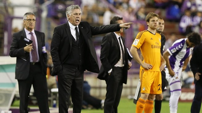 کارلو آنچلوتی|صحبت های کارلو آنجلوتی از کنار زمین با بازیکنان تیمش