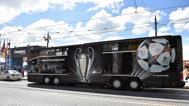 جام قهرمانی لیگ قهرمانان اروپا|اتوبوس حامل جام لیگ قهرمانان اروپا در مقصد نهایی خود به لیسبون می رسد.