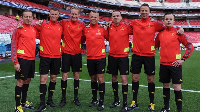 تیم داوری فینال لیگ قهرمانان اروپا|تیم داوری در زمین چمن، پیش از انجام دیدار فینال لیگ قهرمانان اروپا میان تیم ها رئال مادرید و اتلتیکو مادرید.