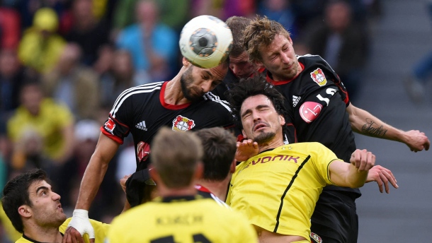 متز هومِلز|محاصره شدن هملس بین بازیکنان لورکوزن