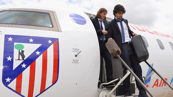 اولیویر تورس|اولیویر تورس از باشگاه اتلتیکو ماردید همراه با سایر هم تیمی ها برای دیدار در فینال لیگ قهرمانان اروپا برابر رئال مادرید، در فرودگاه شهر لیسبون از هواپیما پیاده می شود.