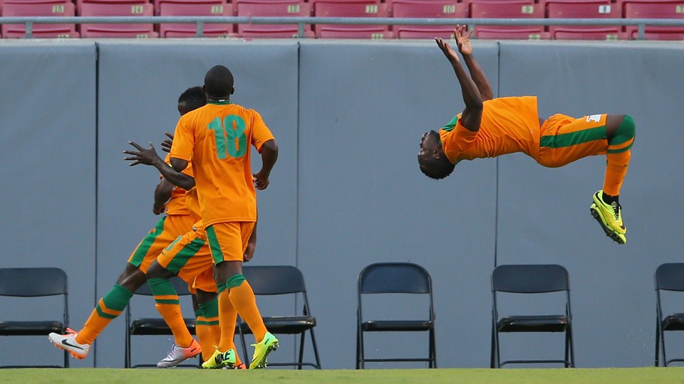 امانول مايوكا|شادمانی بازیکنان زامبیا بعد باز کردن دروازه ژاپن.