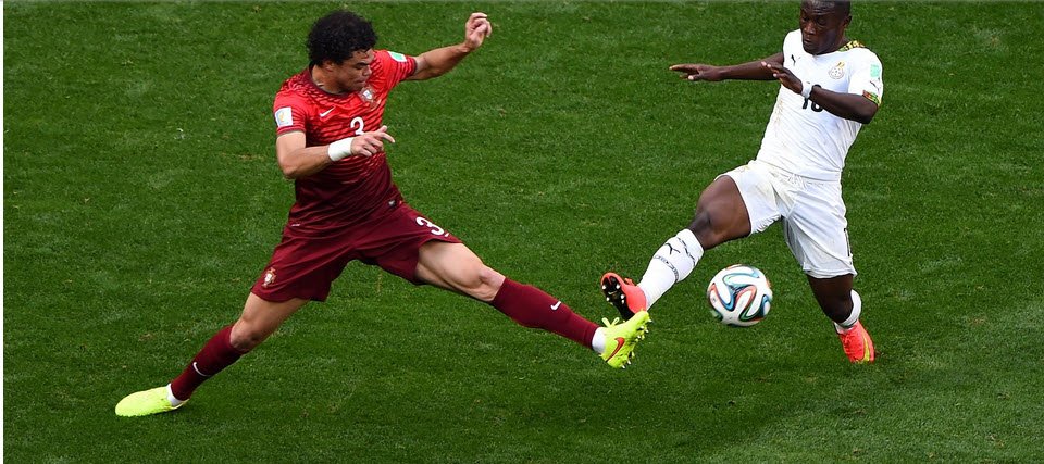 عبدالمجید واریس - په په|تقابل عبدالمجید واریس از غنا با بازیکن پرتغال،په په در میانه زمین.