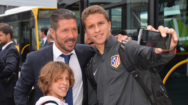 دیگو سیمئونه|دیگو سیمئونه، سرمربی باشگاه اتلتیکو مادرید، برای دیدار در فینال لیگ قهرمانان اروپا برابر رئال مادرید، همراه با شاگردان خود  به فرودگاه شهر لیسبون می رسد.