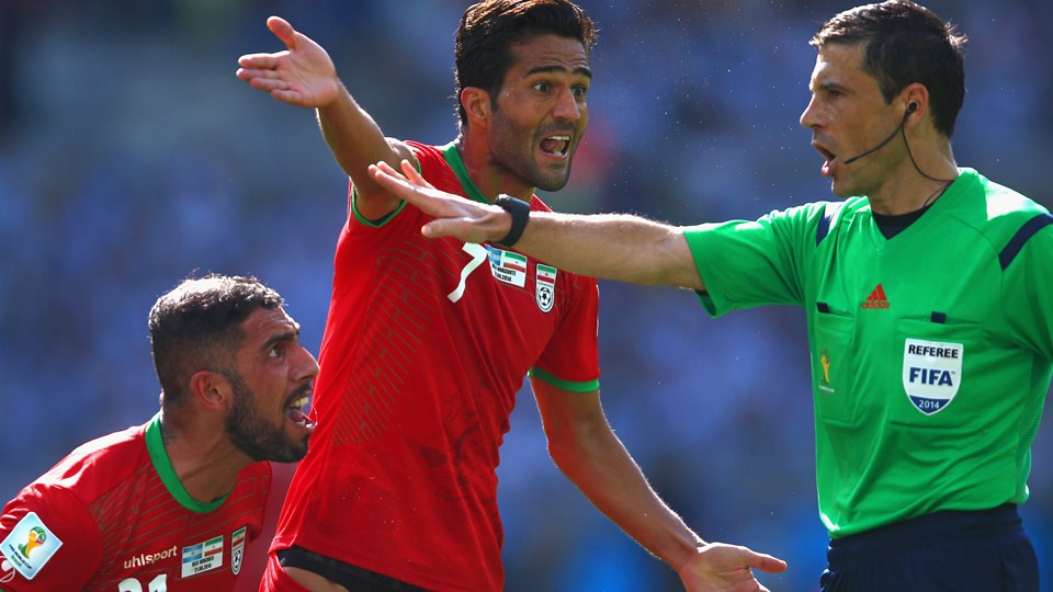 مسعود شجاعی - اشکان دژاگه|پنالتی که توسط داور مسابقه به سود ایران نادیده گرفته شد .