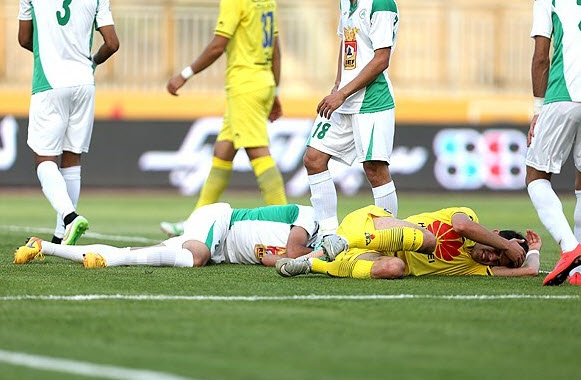 برخورد دو بازیکن در میانه میدان|None