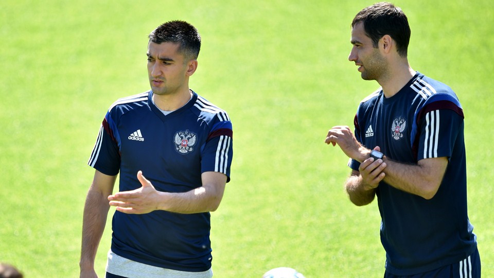 آلکساندر سامِدوف|گرم کردن بازیکنان قبل از شروع بازی.