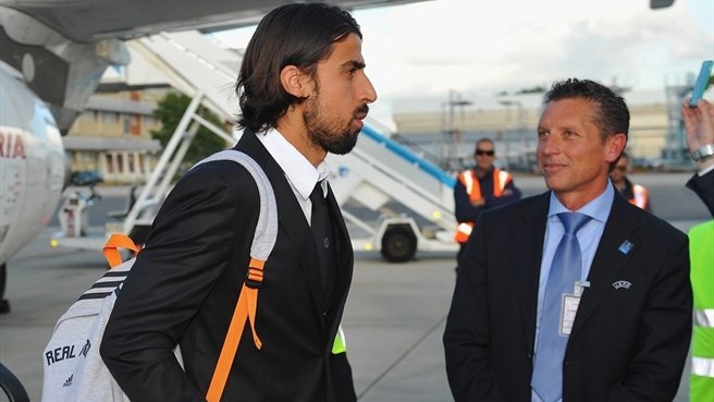 سامی خدیرا|سامی خدیرا از باشگاه رئال مادرید همراه با سایر هم تیمی های خود برای دیدار فینال لیگ قهرمانان اروپا برابر اتلتیکو مادرید، در فرودگاه لیسبون از هواپیما پیاده می شود.