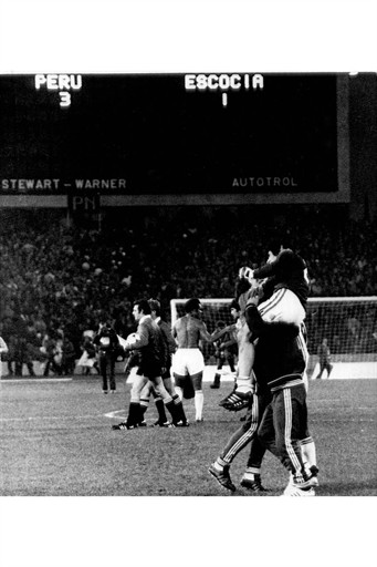 جان جهانی 1978|جام جهانی 1978 آرژانتین، پرو 3 –اسکاتلند 1، تیم ملی پرو پیروزی خود را جشن می گیرد.