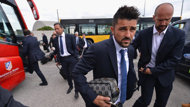 داوید ویا|داوید ویا از باشگاه اتلتیکو ماردید همراه با سایر هم تیمی ها برای دیدار در فینال لیگ قهرمانان اروپا برابر رئال مادرید، در فرودگاه شهر لیسبون از هواپیما پیاده می شود.