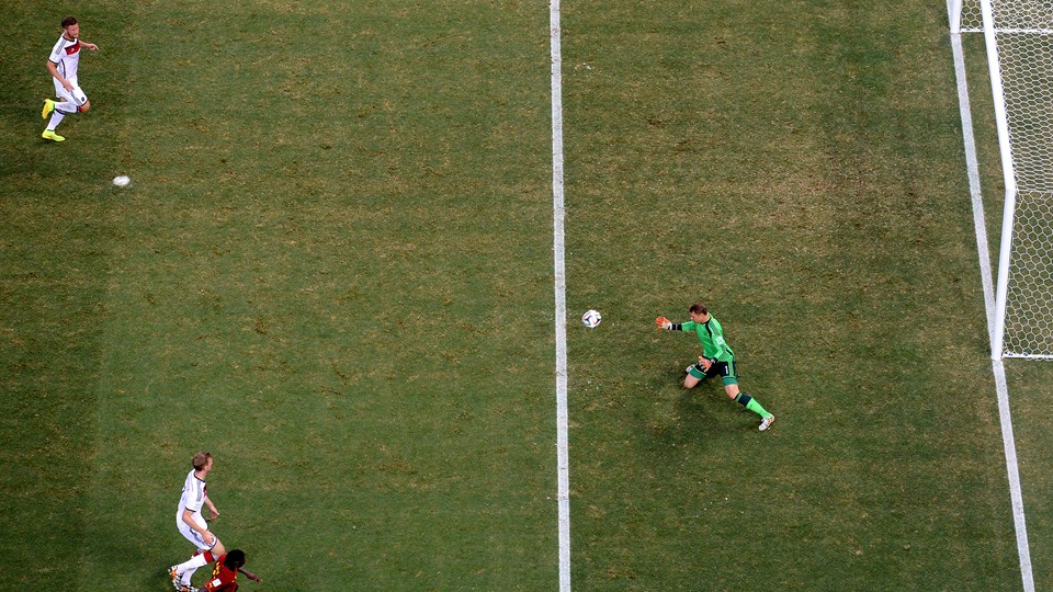 آساموا جیان|صحنه باز شدن دروازه مانوئل نویر به وسیله مهاجم فرصت طلب غنا ، آساموا جیان .