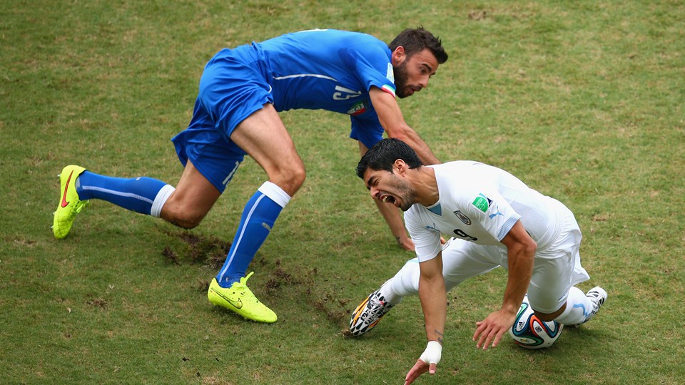 آندره آ بارزالی - سوارز|درگیری لوییس سوارز ، مهاجم اروگوئه با بازیکن ایتالیا ، بارزاگلی