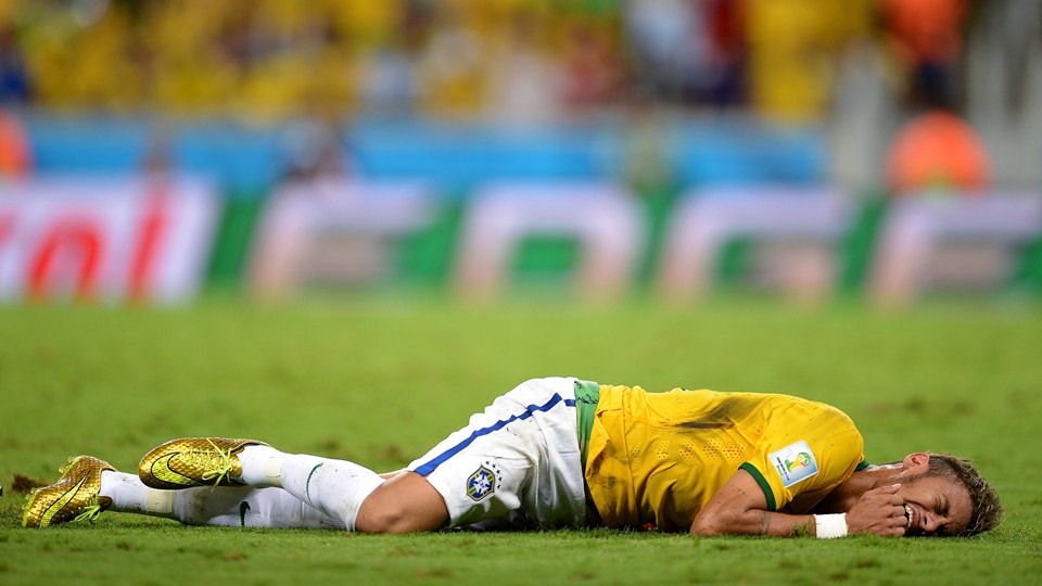 نیمار|مصدومیت نیمار از برزیل در حین بازی مقابل کلمبیا.