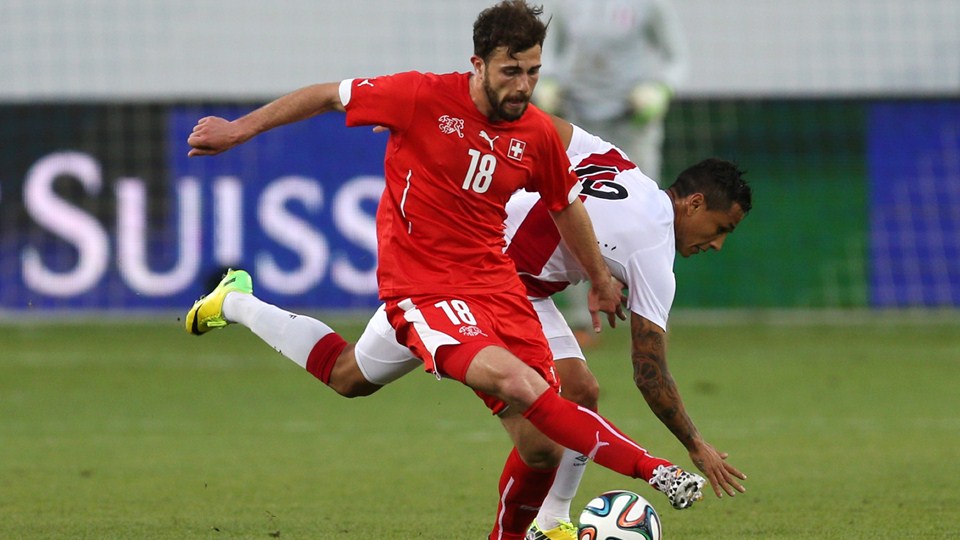 اَدمیر مِهمدی|درگیری بازیکن سوئیس ادمیر مهمدی برای عبور از بازیکن پرو.