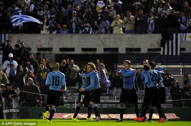 اروگوئه|جشن بازیکنان اروگوئه بعد از گلزنی کاوانی در بازی مقابل اسلوونی.