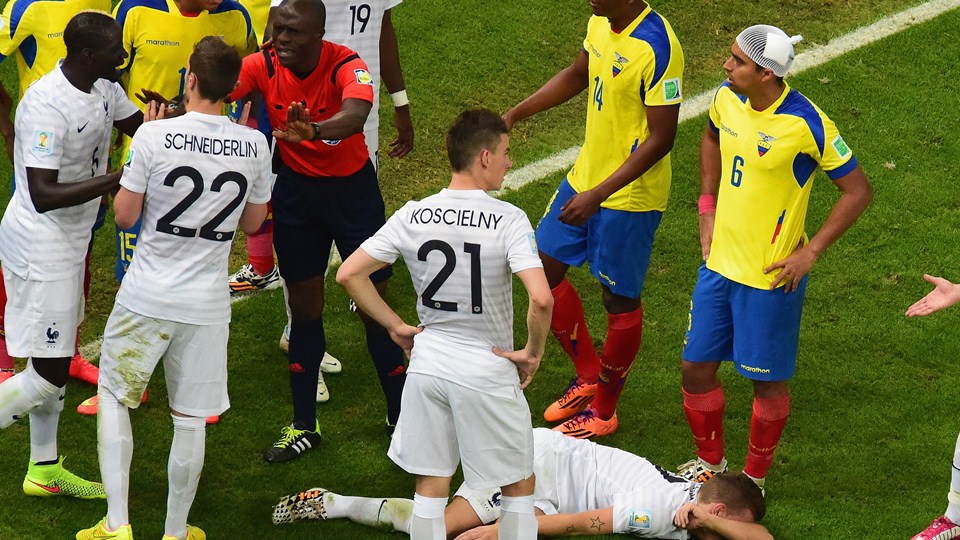 لوكاس دیگنی|مصدومیت لوكاس دیگنی در جریان بازی مقابل اکوادور.