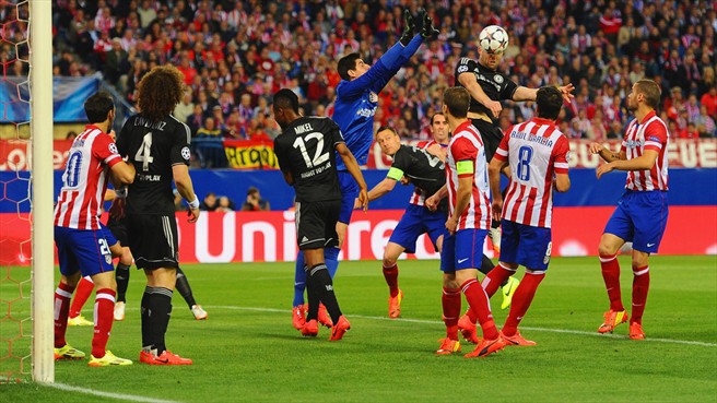 کورتوا|کورتوا، دروازه بان اتلتیکو، تلاش می کند تا در جریان دیدار تیمش برابر چلسی در مرحله ی نیمه نهایی توپ را دفع نماید.