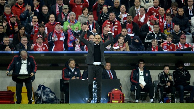 گواردیولا|گواردیولا، سرمربی باشگاه بایرن مونیخ، در جریان دیدار تیمش برابر منچستریونایتد به بازیکنان خود گوشزد می کند.