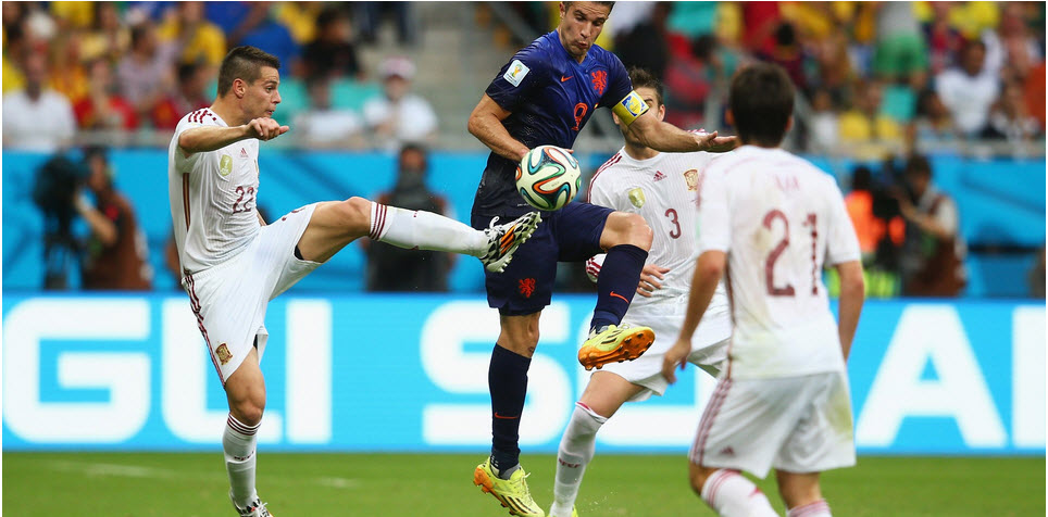 روبن فن پرسی - سزار آزپيليكوئتا|درگیری فن پرسی  با بازیکن اسپانیا آزپیلیکوتا برای گرفتن توپ.