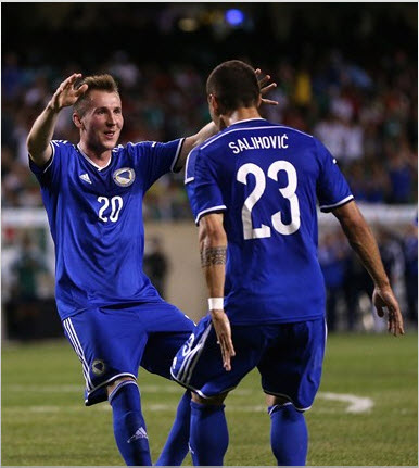 ایزِت هاجروویچ - سِجاد سالیهویچ|شادمانی بازیکنان بوسنی از باز کردن دروازه حریف