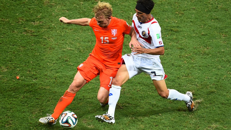 دیرک کویت|تقابل بین دیرک کویت ، بازیکن هلند و کریستیان بولانوس از کاستاریکا بر سر توپ.