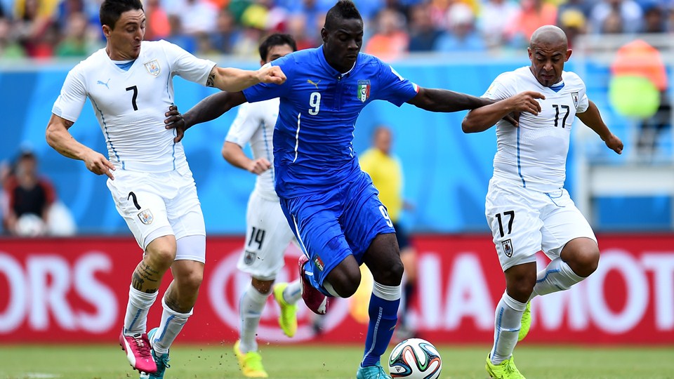 ماریو باروواه بالوتلی|تلاش مهاجم ایتالیا، ماریو بالوتلی برای عبور از سد بازیکنان حریف.