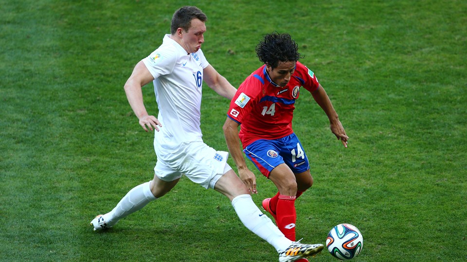 راندال بِرِنس -  فیل جونز|تلاش مدافع انگلستان فیل جونز در مقابل برنس از کاستاریکا.