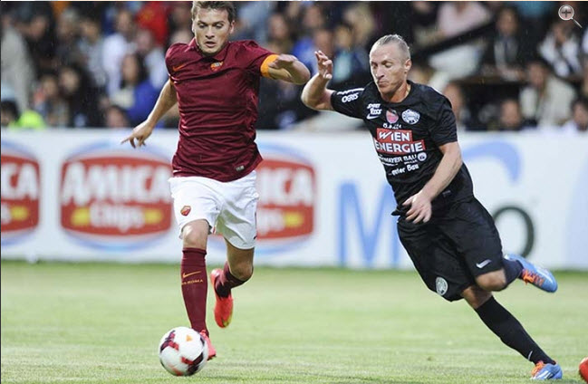 برخورد دو بازیکن در میانه میدان|آ اس رم 4-1 وینر /  دیدار دوستانه