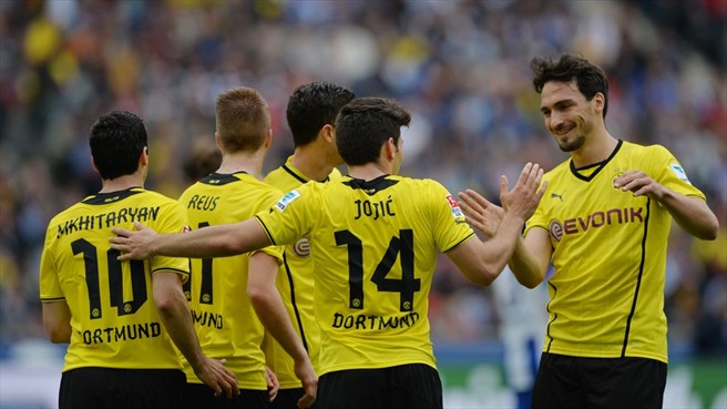 دورتموند|جشن بازیکنان دورتموند بعد از گلزنی مقبل هرتا برلین