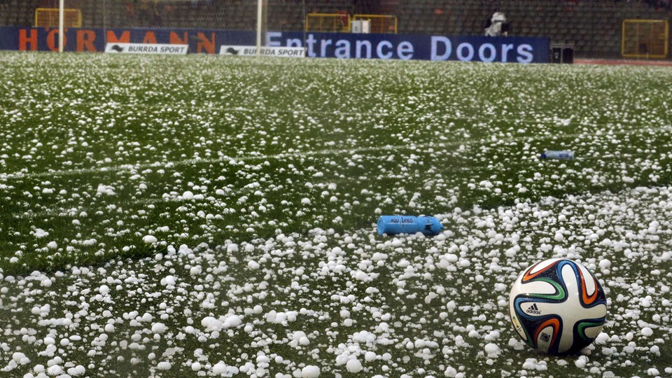 بارش تگرگ|بارش تگرگ در این بازی مزاحمت زیادی ایجاد کرد.