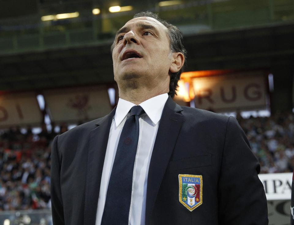 چزاره پراندلي|سرمربی تیم ملی ایتالیا چزاره پراندلی در حال خواندن سرود ملی کشورش.