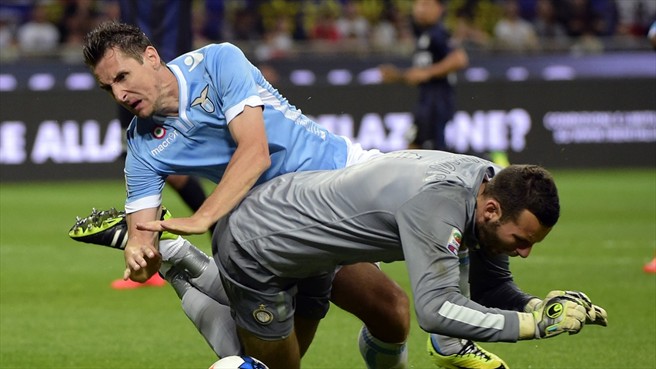 ميروسلاو کلوزه - هاندانویچ|برخورد مهاجم آلمانی لاتزیو ، کلوزه با سمیر هندانویچ.