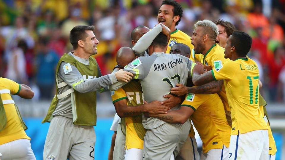 ژولیو سزار|شادمانی بازیکنان برزیل بعد از پیروزی مقابل شیلی در ضربات پنالتی.