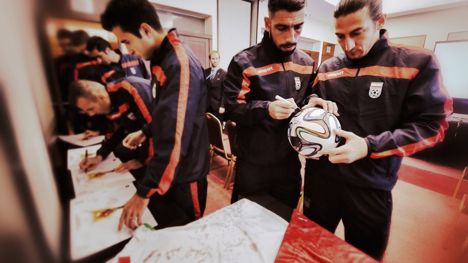 اشکان دژاگه - آندرانیک تیموریان|امضا شدن البسه و توپها توسط بازیکنان کشورمان برای هوادارتشان.