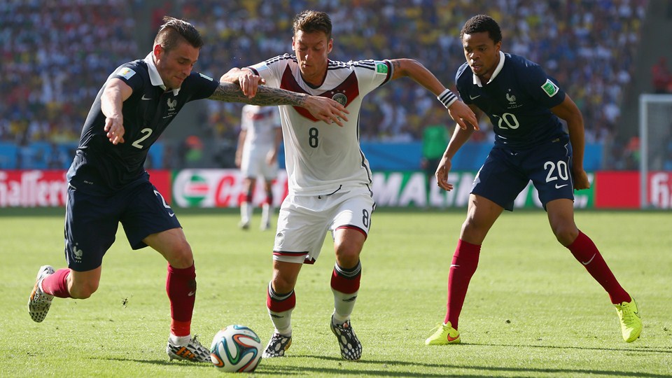 متیو دبوشی - مسوت اوزیل|تقابل  مسوت اوزیل از آلمان در مقابل بازیکن تیم فرانسه ، متیو دبوشی برای گرفتن توپ.