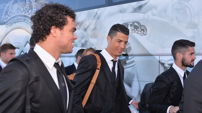 کریستیانو رونالدو|کریستیانو رونالدو از باشگاه رئال مادرید همراه با سایر هم تیمی های خود برای دیدار فینال لیگ قهرمانان اروپا برابر اتلتیکو مادرید، در فرودگاه لیسبون از هواپیما پیاده می شود.