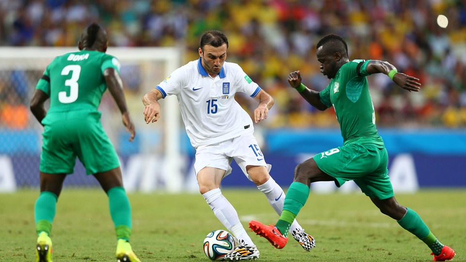 واسيليس توروسيدیس - بوکا|تقابل بازیکنان ساحل عاج و یونان در میانه میدان .