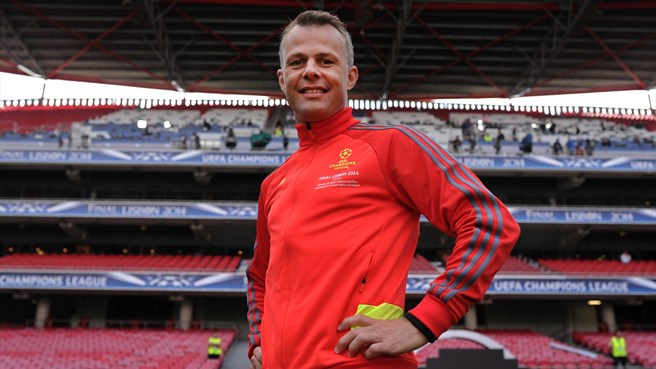 بیورن کوپیرس|بیورن کوپیرس، داور دیدار فینال لیگ قهرمانان اروپا، پیش از انجام مصاحبه، برابر دوربین سایت یوفا می ایستد.