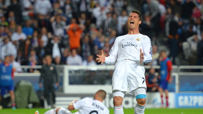 کریستیانو رونالدو|کریستیانو پس از ناکامی در یک موقعیت افسوس می خورد.