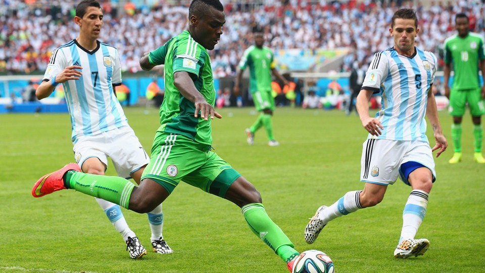 امانوئل اِمِنیکه - دی ماریا|کنترل توپ توسط امانوئل اِمِنیکه از نیجریه.