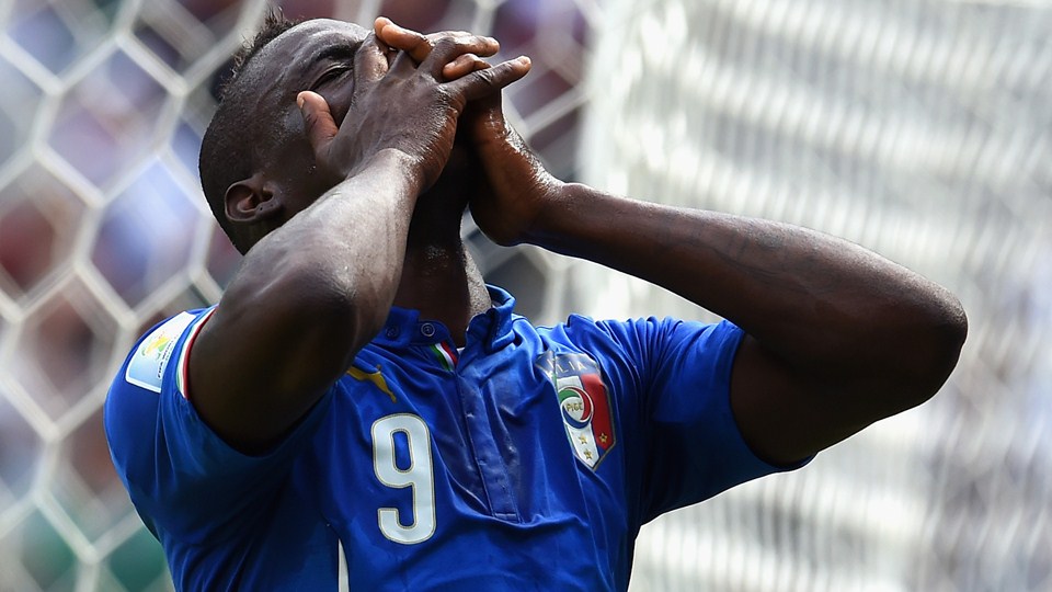 ماریو باروواه بالوتلی|نگاه پر از حسرت سوپرماریو بعد از هدر دادن موقعیت مناسب گزنی مقابل کاستاریکا .