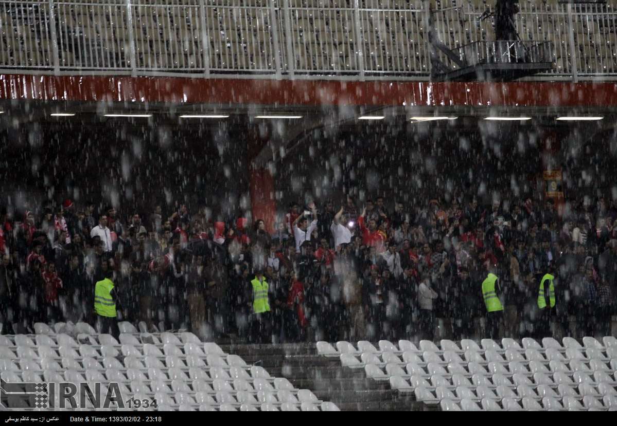 تراکتورسازی تبریز|تشویق غیورانه هوادارای تراکتور ، حتی تگرگ هم مانع حضور انها نشد