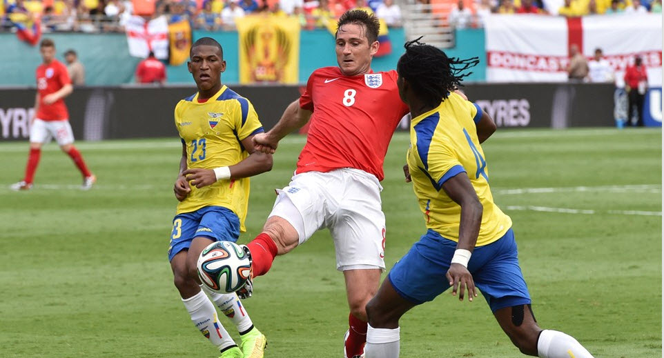 فرانک لمپارد|شوت خطرناک به سمت دروازه اکوادور توسط فرانک لمپارد.