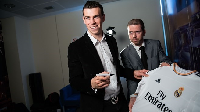 گرت بیل|گرت بیل پس از مصاحبه، پشت پیراهن خود در باشگاه رئال را امضا می کند.