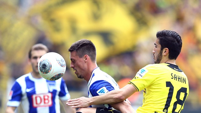 نوری شاهین|تلاش نوری شاهین برای گرفتن توپ از حریف