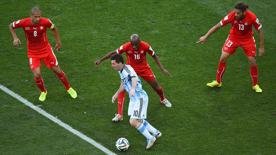 لیونل مسی - گوخان اینلر|تقابل ستاره آرژانتین لیونل مسی در مقابل بازیکن سوئیس ، گوخان اینلر برای گرفتن توپ.