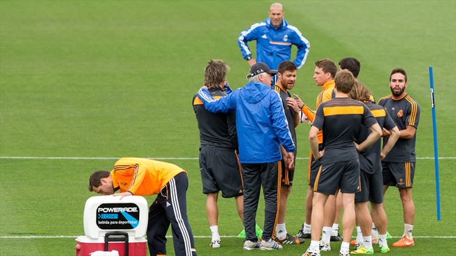 جلسه تمرینی رئال پیش از فینال لیگ قهرمانان اروپا|کارلو آنجلوتی، بر جلسه تمرینی بازیکنان رئال مادرید پیش از دیدار فینال لیگ قهرمانان اروپا نظارت می کند.